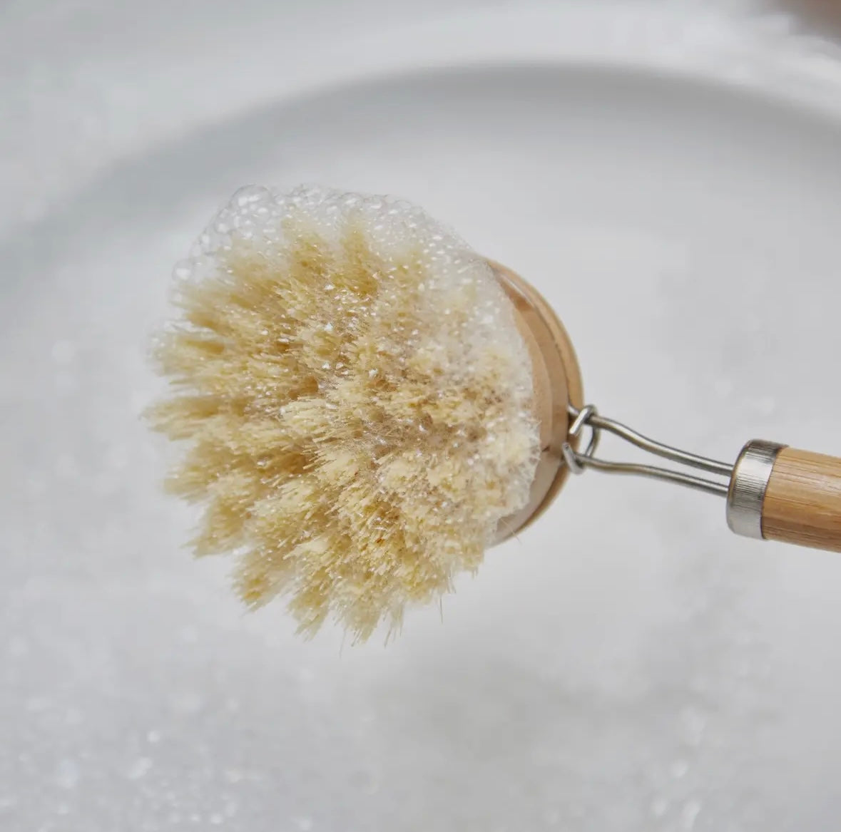 Stylish bamboo dish brush: the perfect addition to your eco-conscious kitchen toolkit