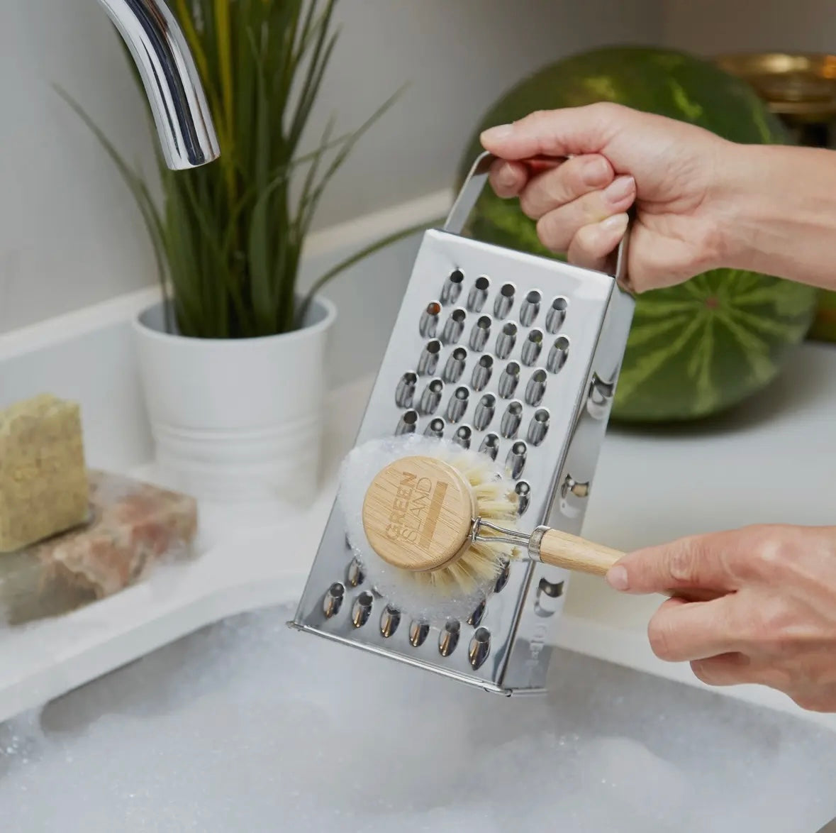 Zero-waste bamboo dish brush: a sustainable choice for your dishwashing routine